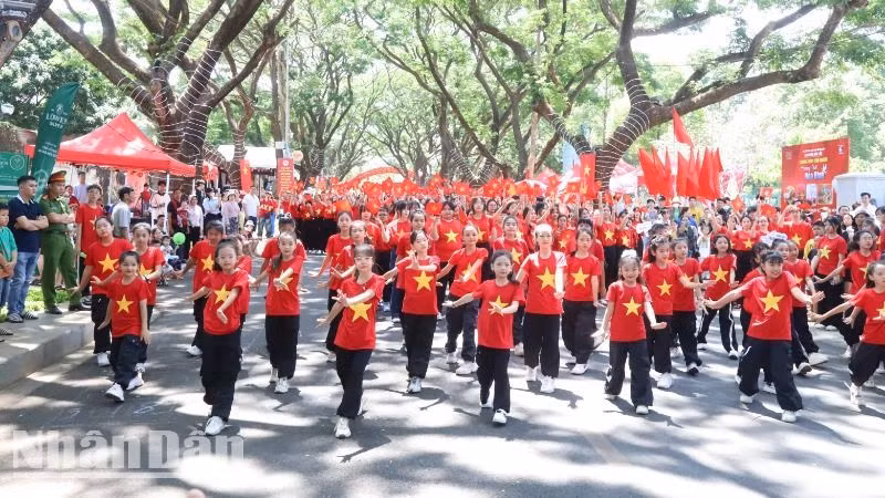 Các bạn trẻ tham gia chương trình âm nhạc đường phố chào mừng kỷ niệm 50 năm Ngày giải phóng miền nam, thống nhất đất nước. Các bạn trẻ tham gia chương trình âm nhạc đường phố chào mừng kỷ niệm 50 năm Ngày giải phóng miền nam, thống nhất đất nước.