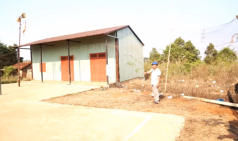 Lô đất của gia đình ông Nguyễn Văn Diễn và bà Trần Thị Lê sang nhượng lại của ông Hoàng Văn Kế cũng bị người dân thôn Kty 5 láng xi-măng sân Hội trường thôn chắn ngang trước lô đất của ông khiến ông không thể xây dựng nhà cho con. Lô đất của gia đình ông Nguyễn Văn Diễn và bà Trần Thị Lê sang nhượng lại của ông Hoàng Văn Kế cũng bị người dân thôn Kty 5 láng xi-măng sân Hội trường thôn chắn ngang trước lô đất của ông khiến ông không thể xây dựng nhà cho con.