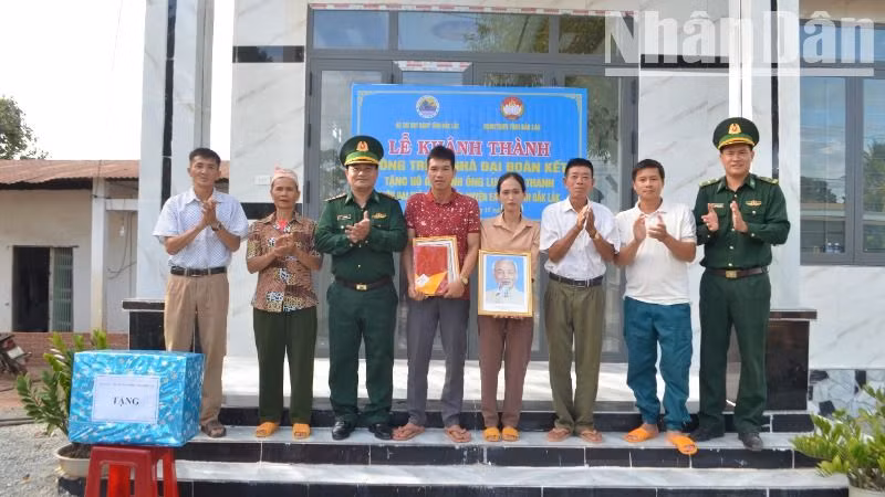 Đại diện lãnh đạo Bộ Chỉ huy Bộ đội Biên phòng tỉnh và các đơn vị trao nhà "Đại đoàn" kết tặng gia đình ông Lục Văn Thanh. Đại diện lãnh đạo Bộ Chỉ huy Bộ đội Biên phòng tỉnh và các đơn vị trao nhà "Đại đoàn" kết tặng gia đình ông Lục Văn Thanh.