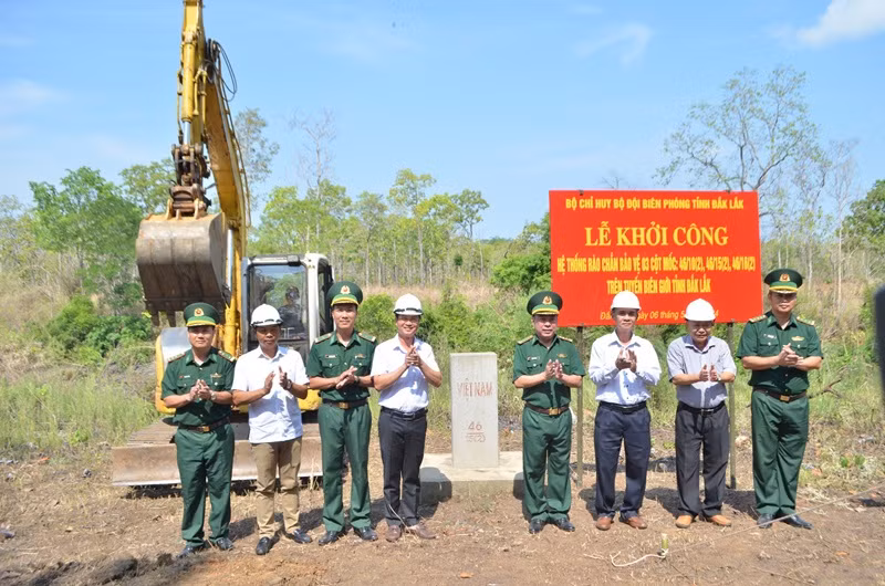 Lãnh đạo Bộ Chỉ huy Bộ đội Biên phòng tỉnh Đắk Lắk và các đơn vị, nhà thầu tại lễ khởi công hệ thống rào chắn bảo vệ 3 cột mốc biên giới. Lãnh đạo Bộ Chỉ huy Bộ đội Biên phòng tỉnh Đắk Lắk và các đơn vị, nhà thầu tại lễ khởi công hệ thống rào chắn bảo vệ 3 cột mốc biên giới.