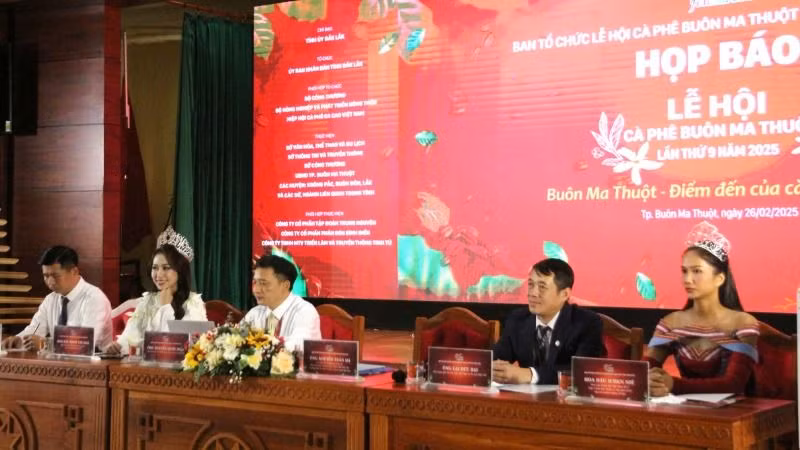 Đại diện các sở, ngành chủ trì buổi họp báo. Đại diện các sở, ngành chủ trì buổi họp báo.