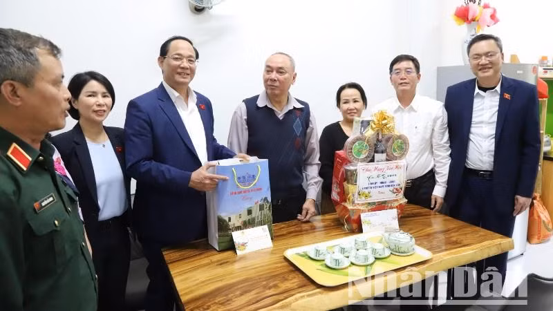 Phó Chủ tịch Quốc hội Trần Quang Phương và đoàn công tác thăm vợ chồng ông Nguyễn Văn Sẻ, thương binh 81% ở thành phố Buôn Ma Thuột, tỉnh Đắk Lắk.