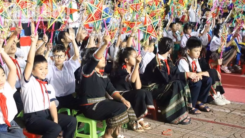 Các cháu thiếu nhi, học sinh tỉnh Đắk Lắk dự Đêm hội Trăng rằm “Lồng đèn thắp sáng ước mơ” năm 2024.
