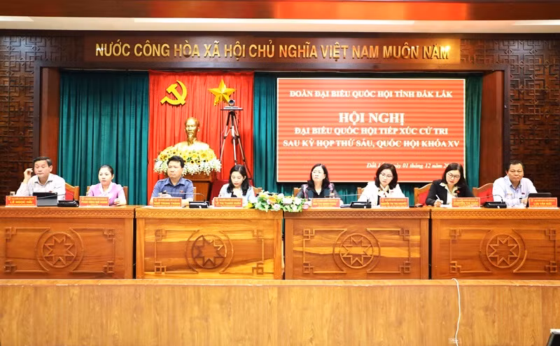 Đồng chí Bùi Thị Minh Hoài (người ngồi thứ tư từ phải qua) cùng đoàn đại biểu Quốc hội khóa XV tiếp xúc cử tri tỉnh Đắk Lắk. 