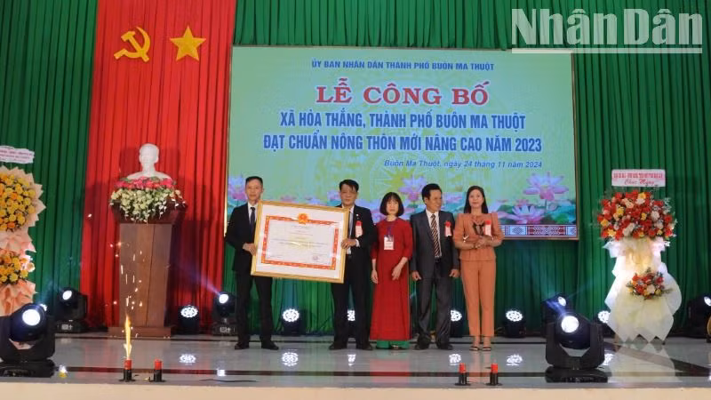 Lãnh đạo xã Hòa Thắng đón nhận Quyết định của Ủy ban nhân dân tỉnh Đắk Lắk công nhận xã Hòa Thắng đạt chuẩn nông thôn mới nâng cao năm 2023.