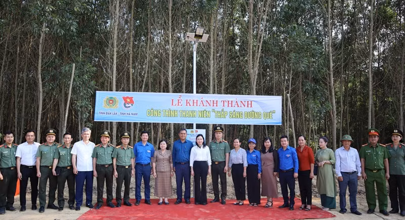 Lãnh đạo Tỉnh ủy, Công an tỉnh và Tỉnh đoàn 2 tỉnh Đắk Lắk và Hà Nam tham gia chương trình. Lãnh đạo Tỉnh ủy, Công an tỉnh và Tỉnh đoàn 2 tỉnh Đắk Lắk và Hà Nam tham gia chương trình.