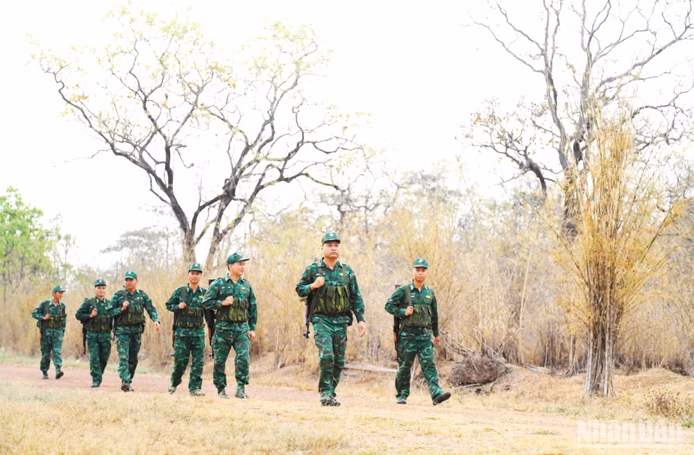 Lực lượng Bộ đội Biên phòng tỉnh Đắk Lắk thường xuyên tuần tra kiểm soát biên giới nhằm ngăn chặn hoạt động mua bán người qua biên giới. Lực lượng Bộ đội Biên phòng tỉnh Đắk Lắk thường xuyên tuần tra kiểm soát biên giới nhằm ngăn chặn hoạt động mua bán người qua biên giới.
