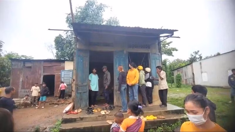 Gia đình em H.N.A.M có hoàn cảnh hết sức khó khăn. Gia đình em H.N.A.M có hoàn cảnh hết sức khó khăn.
