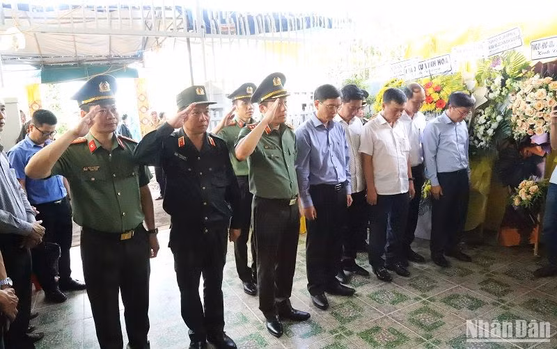 Đoàn công tác của Bộ Công an và Tỉnh ủy Đắk Lắk viếng, thăm hỏi và chia buồn với gia đình đồng chí Nguyễn Văn Kiên, Bí thư Đảng ủy, Chủ tịch Hội đồng nhân dân xã Ea Ktur. Đoàn công tác của Bộ Công an và Tỉnh ủy Đắk Lắk viếng, thăm hỏi và chia buồn với gia đình đồng chí Nguyễn Văn Kiên, Bí thư Đảng ủy, Chủ tịch Hội đồng nhân dân xã Ea Ktur.