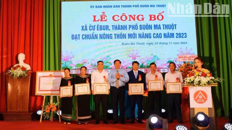 Lãnh đạo Ủy ban nhân dân thành phố Buôn Ma Thuột tặng Giấy khen cho các cá nhân xã Cư Ebur có thành tích xuất sắc trong xây dựng xã đạt chuẩn nông thôn mới nâng cao năm 2023.