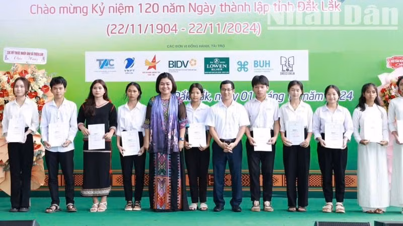 Ban tổ chức cuộc thi tặng học bổng cho các học sinh có hoàn cảnh khó khăn.