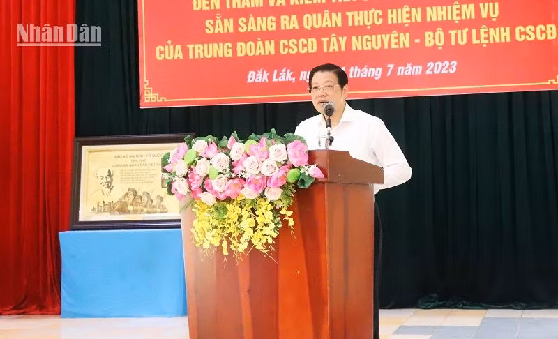 Trưởng Ban Nội chính Trung ương Phan Đình Trạc phát biểu với cán bộ, chiến sĩ Trung đoàn Cảnh sát cơ động Tây Nguyên.