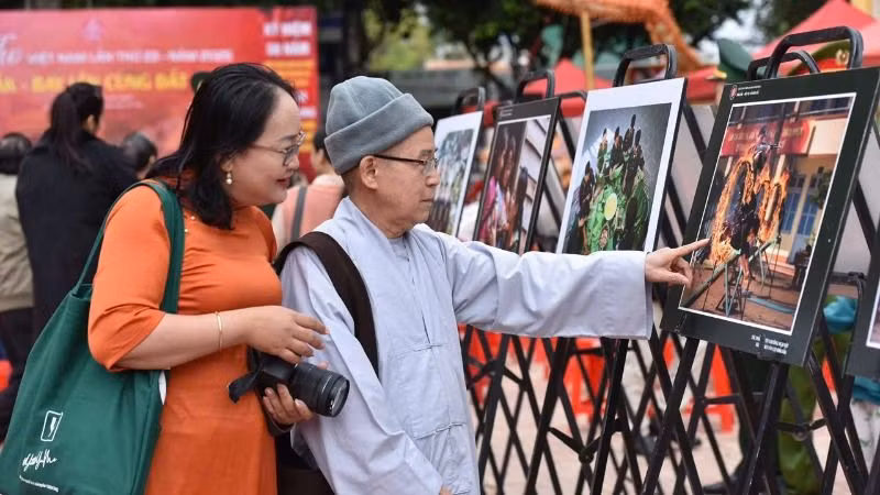 Người yêu văn học nghệ thuật thăm quan không gian trưng bày ảnh chào mừng Ngày thơ Việt Nam lần thứ 23 năm 2025. Người yêu văn học nghệ thuật thăm quan không gian trưng bày ảnh chào mừng Ngày thơ Việt Nam lần thứ 23 năm 2025.