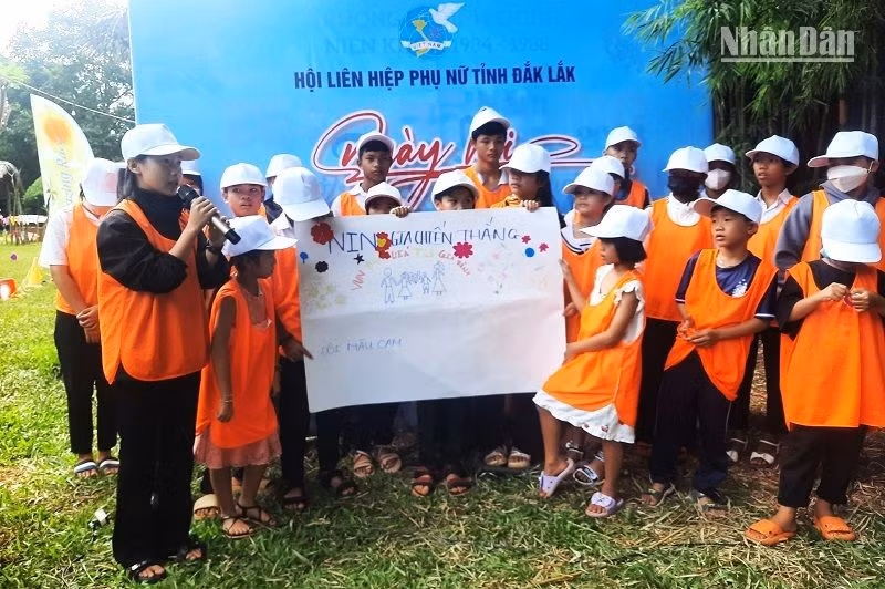 Các cháu mồ côi được vui chơi trong vòng tay thương yêu của người lớn. Các cháu mồ côi được vui chơi trong vòng tay thương yêu của người lớn.
