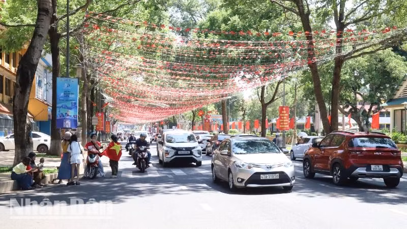 Một tuyến đường chính của thành phố Buôn Ma Thuột rực rỡ cờ hoa chào mừng kỷ niệm 50 năm Ngày giải phóng miền nam, thống nhất đất nước. Một tuyến đường chính của thành phố Buôn Ma Thuột rực rỡ cờ hoa chào mừng kỷ niệm 50 năm Ngày giải phóng miền nam, thống nhất đất nước.