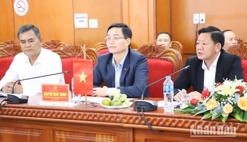 Đồng chí Nguyễn Đình Trung, Ủy viên Trung ương Đảng, Bí thư Tỉnh ủy Đắk Lắk (giữa) dự hội nghị.