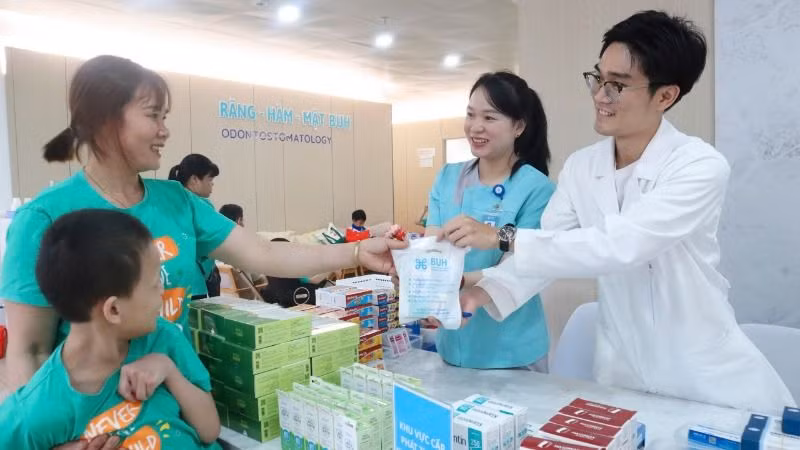 Bệnh viện Đại học Y Dược Buôn Ma Thuột cấp phát thuốc miễn phí điều trị về răng miệng cho các cháu bị bại não tham gia chương trình.