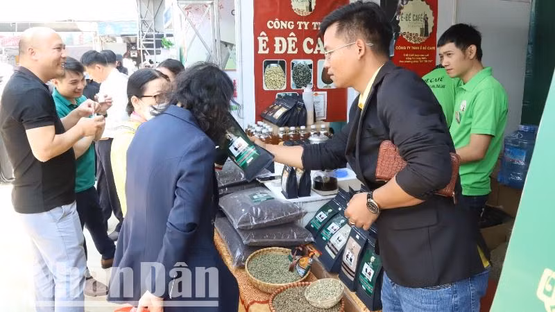 Công ty trách nhiệm hữu hạn Ê Đê CaFé, tỉnh Đắk Lắk sẵn sàng tham gia giới thiệu các sản phẩm của mình tại Hội chợ triển lãm chuyên ngành cà-phê và sản phẩm OCOP năm 2025. Công ty trách nhiệm hữu hạn Ê Đê CaFé, tỉnh Đắk Lắk sẵn sàng tham gia giới thiệu các sản phẩm của mình tại Hội chợ triển lãm chuyên ngành cà-phê và sản phẩm OCOP năm 2025.
