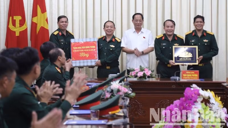 Phó Chủ tịch Quốc hội Trần Quang Phương tặng quà cho Bộ Chỉ huy Quân sự tỉnh Đắk Lắk.