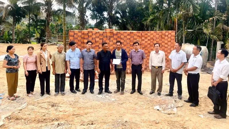 Đoàn công tác của Ủy ban nhân dân huyện Lắk đến thăm và hỗ trợ kinh phí làm nhà cho gia đình anh Trần Đăng Ninh ở thôn Mê Linh 2, xã Buôn Triết.