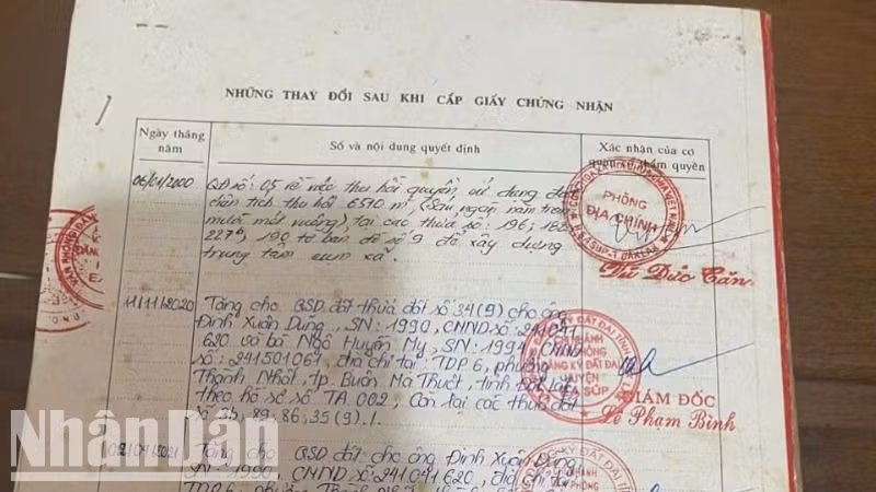 Tại Quyết định 05/QĐ-UBND ngày 6/1/2000 Ủy ban nhân dân huyện Ea Súp về việc thu hồi 4thửa đất của gia đình ông Tửu, không có thửa đất 227b, thế nhưng tại bìa IV Giấy chứng nhận quyền sử dụng đất số 0373714 cấp ngày 12/11/1998 cho gia đình ông Tửu, ở mục: Những thay đổi sau khi cấp Giấy chứng nhận, ngày 6/1/2000, Phòng địa chính huyện Ea Súp ghi: “Quyết định số 05 về việc thu hồi quyền sử dụng đất, diện tích thu hồi 6.510m2 tại các thửa số: 196, 182, 227b, 190 tờ bản đồ số 9 để xây dựng trung tâm cụm xã”, khiến gia đình ông không thể làm nhà hay chia cho con cái được.