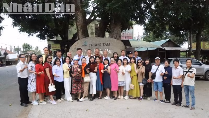 Đông đảo du khách đến với Trung tâm Du lịch Cầu treo Buôn Đôn. Đông đảo du khách đến với Trung tâm Du lịch Cầu treo Buôn Đôn.