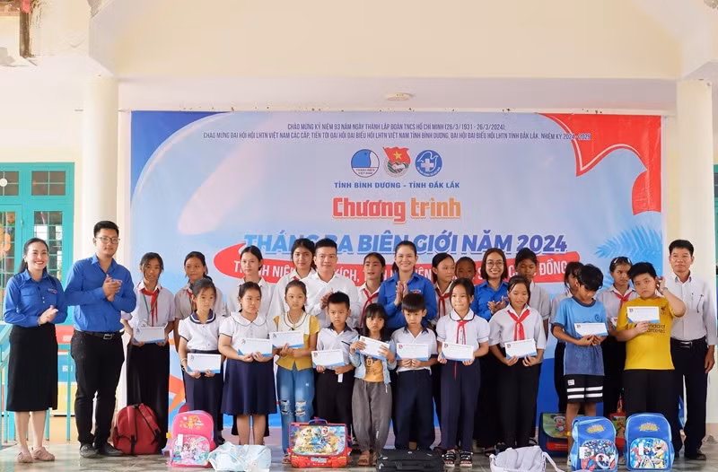 Đoàn công tác của Tỉnh đoàn Đắk Lắk và Bình Dương trao tặng quà cho học sinh có hoàn cảnh khó khăn xã Ea Huar, huyện Buôn Đôn.