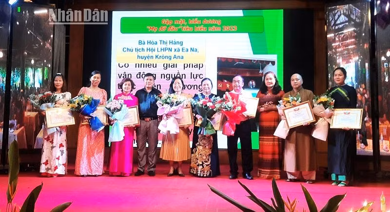 Hội Liên hiệp Phụ nữ tỉnh Đắk Lắk tuyên dương các "Mẹ đỡ đầu" tiêu biểu. Hội Liên hiệp Phụ nữ tỉnh Đắk Lắk tuyên dương các "Mẹ đỡ đầu" tiêu biểu.
