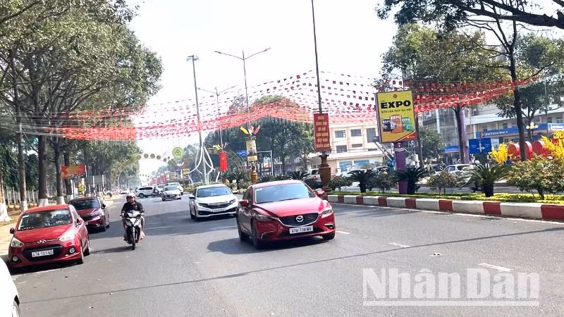 Thành phố Buôn Ma Thuột trang trí các tuyến đường chính để đón Tết Nguyên đán Ất Tỵ 2025.
