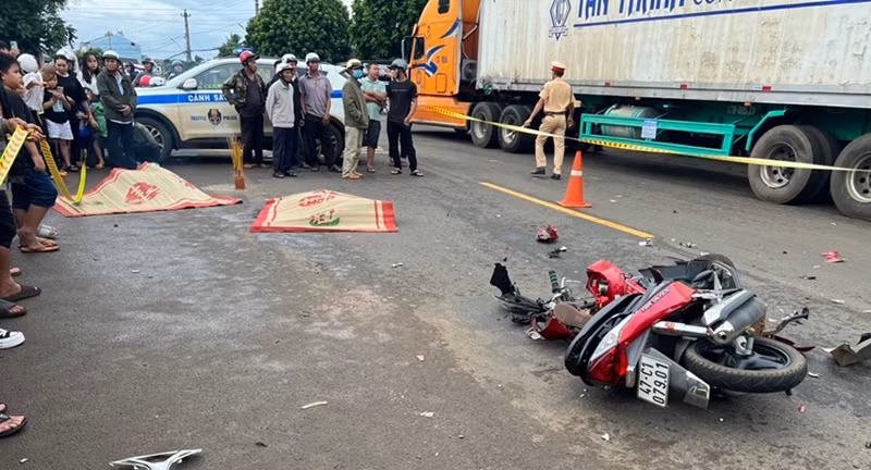 Chiếc xe máy bị hư hỏng nặng. Chiếc xe máy bị hư hỏng nặng.