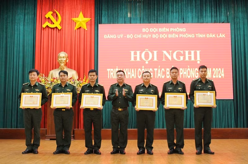 Lãnh đạo Bộ Chỉ huy Bộ đội Biên phòng tỉnh Đắk Lắk trao Bằng khen của Bộ Quốc phòng, Bộ Tư lệnh Bộ đội Biên phòng, Ủy ban nhân dân tỉnh Đắk Lắk cho các tập thể, cá nhân có thành tích xuất sắc trong phong trào thi đua quyết thắng năm 2023.