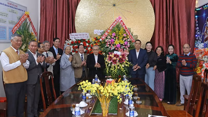 Đoàn công tác của Tỉnh ủy, Hội đồng nhân dân, Ủy ban nhân dân, Ủy ban Mặt trận Tổ quốc Việt Nam tỉnh Đắk Lắk do đồng chí Võ Văn Cảnh, Phó Chủ tịch Ủy ban nhân dân tỉnh làm Trưởng đoàn đã đến thăm, tặng quà, chúc mừng Ủy ban đoàn kết Công giáo tỉnh Đắk Lắk. (Ảnh: Tuấn Hải) Đoàn công tác của Tỉnh ủy, Hội đồng nhân dân, Ủy ban nhân dân, Ủy ban Mặt trận Tổ quốc Việt Nam tỉnh Đắk Lắk do đồng chí Võ Văn Cảnh, Phó Chủ tịch Ủy ban nhân dân tỉnh làm Trưởng đoàn đã đến thăm, tặng quà, chúc mừng Ủy ban đoàn kết Công giáo tỉnh Đắk Lắk. (Ảnh: Tuấn Hải)