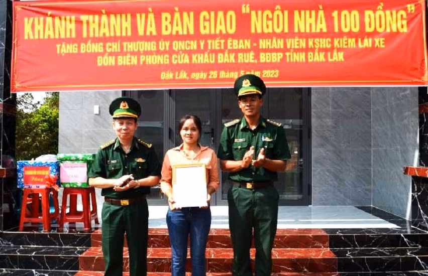Đại tá Đỗ Quang Thấm, Phó Chính ủy Bộ đội Biên phòng tỉnh Đắk Lắk trao quyết định hỗ trợ gia đình quân nhân Y Tiết Êban.