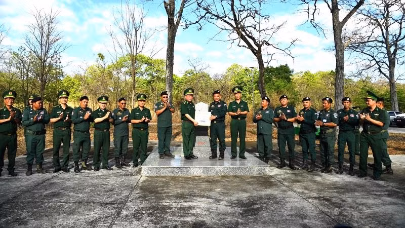 Lãnh đạo Bộ đội Biên phòng tỉnh Đắk Lắk tặng quà Ty Công an tỉnh Mondulkiri nhân dịp Tết cổ truyền của dân tộc Campuchia.