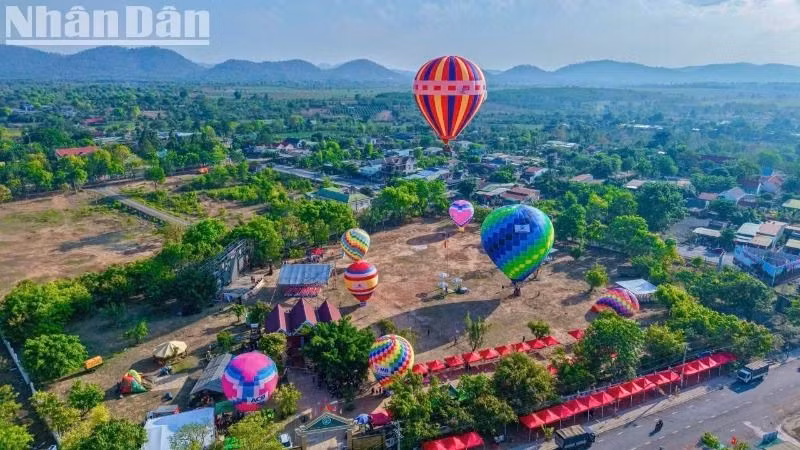 Trung tâm lễ hội xã Krông Na, huyện Buôn Đôn, nơi tổ chức Ngày hội Khinh khí cầu Đắk Lắk 2025 nhìn từ trên cao. Trung tâm lễ hội xã Krông Na, huyện Buôn Đôn, nơi tổ chức Ngày hội Khinh khí cầu Đắk Lắk 2025 nhìn từ trên cao.