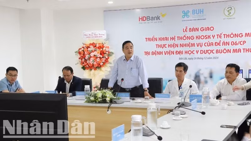 Bác sĩ Nguyễn Trung Thành, Phó Giám đốc Sở Y tế tỉnh Đắk Lắk chúc mừng Bệnh viện Đại học Y Dược Buôn Ma Thuột là bệnh viện tư nhân đầu tiên và là bệnh viện thứ hai trên địa bàn tỉnh triển khai kiosk y tế thông minh.
