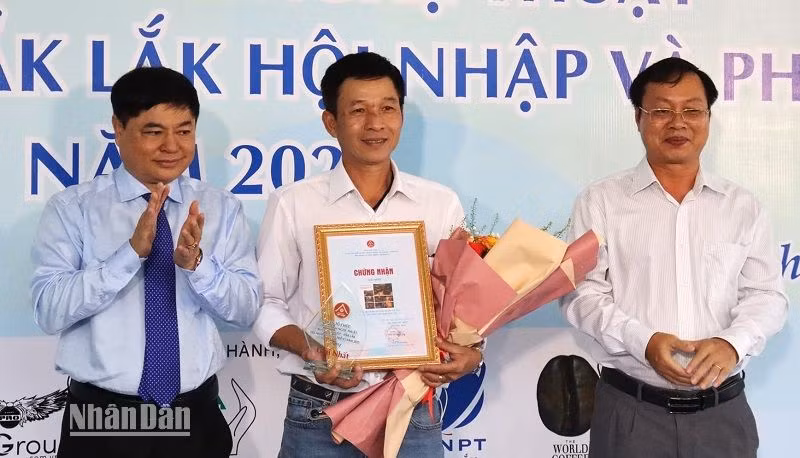 Phó Bí thư Thường trực Tỉnh ủy Đắk Lắk Phạm Minh Tấn và Phó Trưởng Ban Thường trực Ban Tuyên giáo Tỉnh ủy Đắk Lắk Huỳnh Chiến Thắng trao giải nhất Cuộc thi ảnh nghệ thuật “Buôn Ma Thuột-Đắk Lắk hội nhập và phát triển”, cho tác giả đoạt giải.