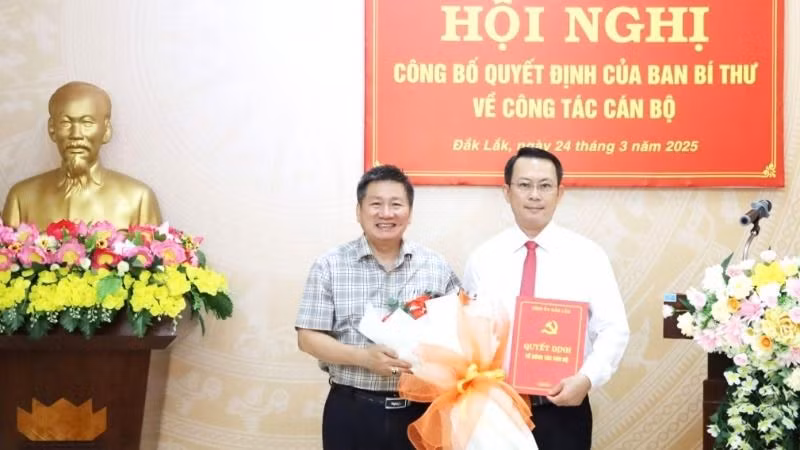 Đồng chí Lê Văn Nghĩa, Ủy viên Ban Thường vụ Tỉnh ủy, Chủ nhiệm Ủy ban Kiểm tra Tỉnh ủy Đắk Lắk trao quyết định chuẩn y đồng chí Đặng Kim Hùng giữ chức Phó Chủ nhiệm Ủy ban Kiểm tra Tỉnh ủy Đắk Lắk nhiệm kỳ 2020-2025.