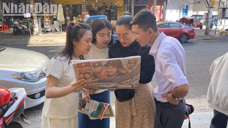 Bạn đọc trẻ hào hứng với phụ san đặc biệt của Báo Nhân Dân kỷ niệm 50 năm Ngày giải phóng miền nam, thống nhất đất nước. Bạn đọc trẻ hào hứng với phụ san đặc biệt của Báo Nhân Dân kỷ niệm 50 năm Ngày giải phóng miền nam, thống nhất đất nước.