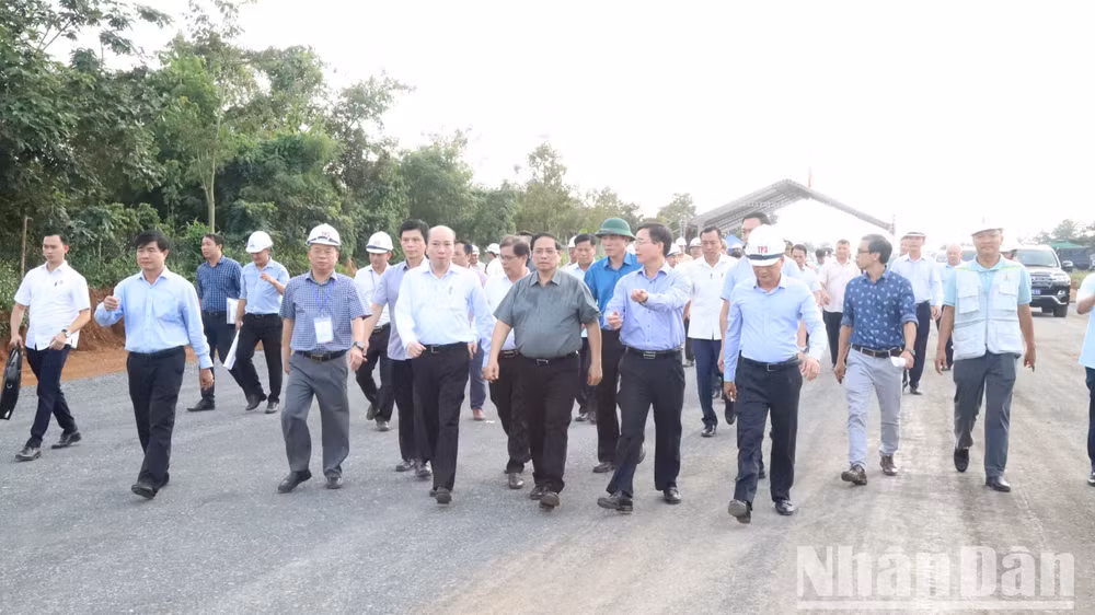 Thủ tướng thị sát Dự án cao tốc Khánh Hòa- Buôn Ma Thuột đoạn qua xã Vụ Bổn, huyện Krông Pắc, tỉnh Đắk Lắk thuộc Dự án thành phần 3.