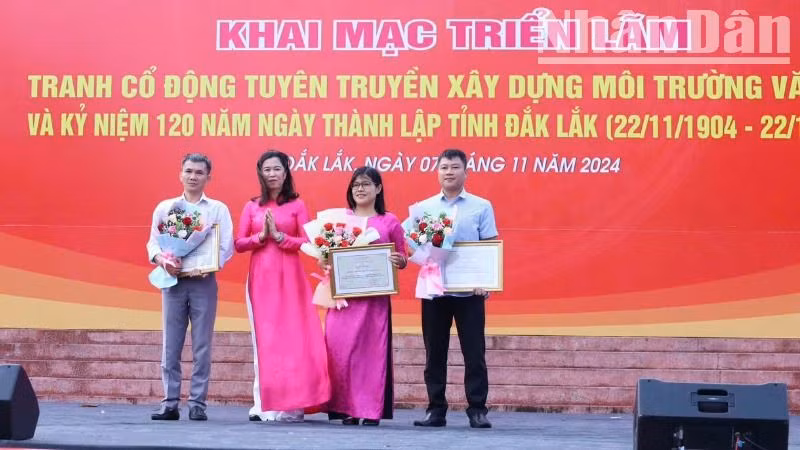 Cục Văn hóa cơ sở tặng Giấy khen cho Trung tâm Văn hóa tỉnh Đắk Lắk và hai cá nhân có nhiều đóng góp tích cực cho triển lãm.