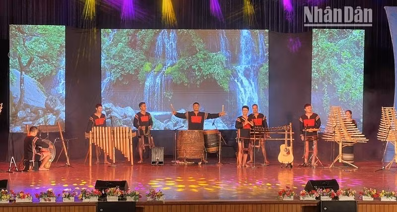 Các tiết mục giới thiệu về văn hóa truyền thống của đồng bào các dân tộc Tây Nguyên.