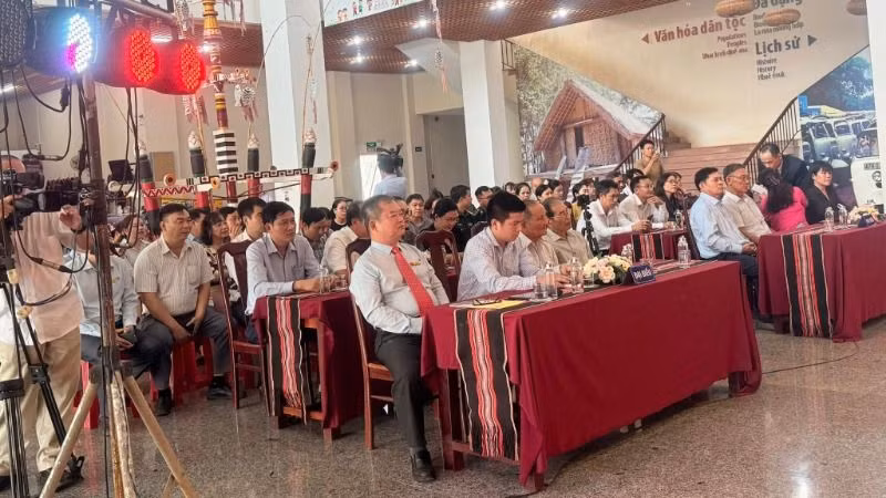 Các đại biểu dự khai mạc trưng bày. Các đại biểu dự khai mạc trưng bày.