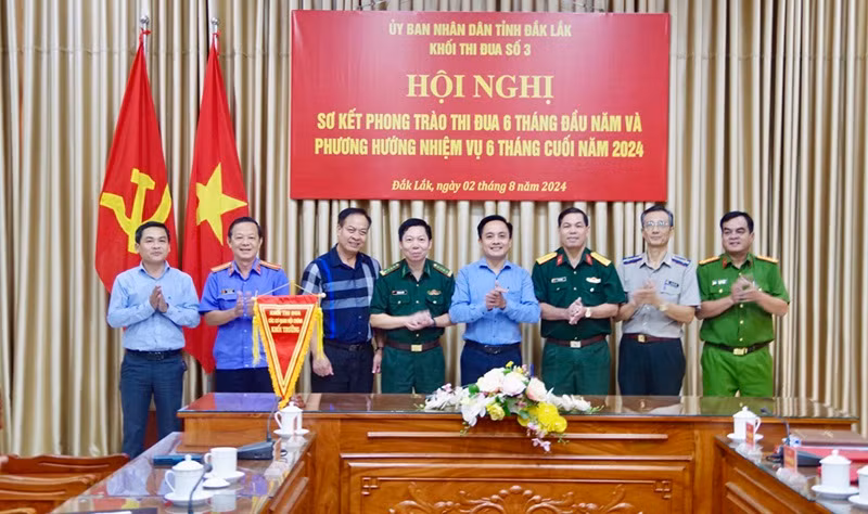 Các đơn vị trong Khối thi đua số 3 - Ủy ban nhân dân tỉnh Đắk Lắk trao cờ cho đơn vị đăng cai tổ chức hội nghị sơ kết tiếp theo. Các đơn vị trong Khối thi đua số 3 - Ủy ban nhân dân tỉnh Đắk Lắk trao cờ cho đơn vị đăng cai tổ chức hội nghị sơ kết tiếp theo.