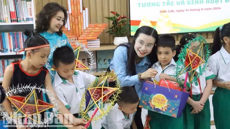 Chị Nguyễn Phạm Duy Trang, Bí thư Trung ương Đoàn, Chủ tịch Hội đồng Đội Trung ương tặng quà trung thu cho các cháu học sinh Trường Tiểu học Võ Thị Sáu.