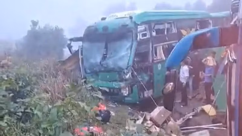 Sau khi va chạm, 2 xe lao xuống bên vệ đường. Sau khi va chạm, 2 xe lao xuống bên vệ đường.