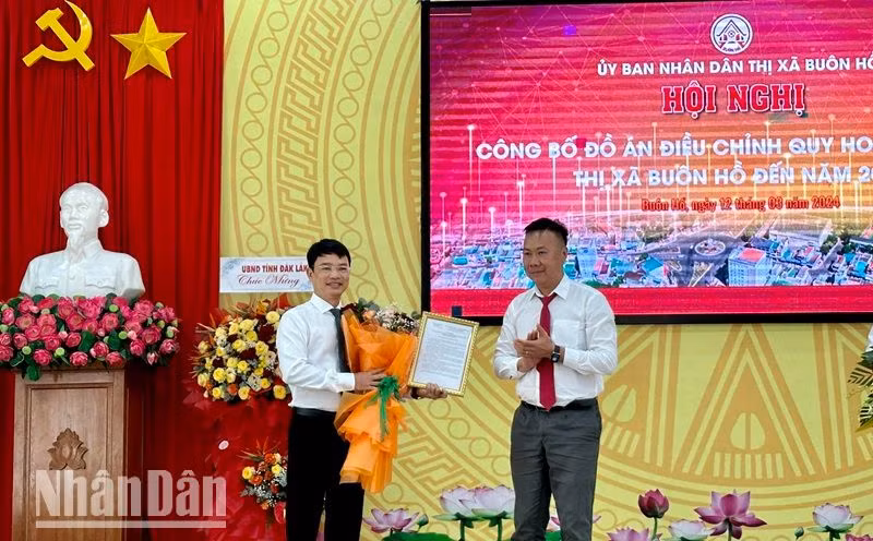 Lãnh đạo Sở Xây dựng tỉnh Đắk Lắk trao quyết định của Ủy ban nhân dân tỉnh phê duyệt Đồ án điều chỉnh Quy hoạch chung thị xã Buôn Hồ đến năm 2045 cho lãnh đạo Ủy ban nhân dân thị xã Buôn Hồ.