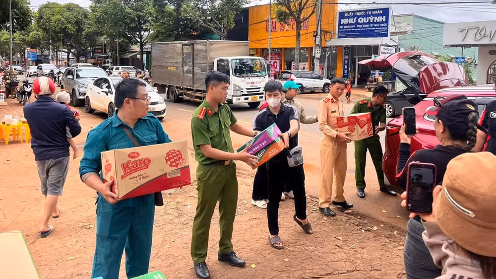 Cán bộ, chiến sĩ Công an và người dân huyện Krông Pắc tham gia bốc xếp nhu yếu phẩm ủng hộ đồng bào vùng lũ lụt các tỉnh phía bắc. Cán bộ, chiến sĩ Công an và người dân huyện Krông Pắc tham gia bốc xếp nhu yếu phẩm ủng hộ đồng bào vùng lũ lụt các tỉnh phía bắc.