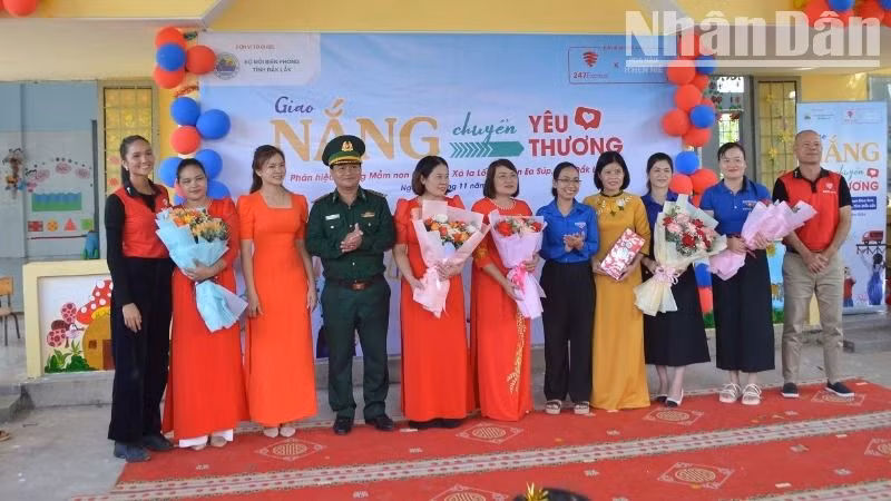 Đại diện các đơn vị trao quà tặng các cô giáo nhân dịp kỷ niệm Ngày Nhà giáo Việt Nam. Đại diện các đơn vị trao quà tặng các cô giáo nhân dịp kỷ niệm Ngày Nhà giáo Việt Nam.