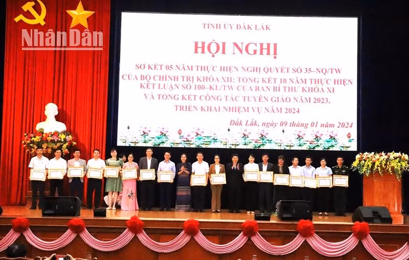 Trao tặng Bằng khen của Tỉnh ủy Đắk Lắk cho các cá nhân có thành tích xuất sắc trong thực hiện Nghị quyết số 35-NQ/TW của Bộ Chính trị. Trao tặng Bằng khen của Tỉnh ủy Đắk Lắk cho các cá nhân có thành tích xuất sắc trong thực hiện Nghị quyết số 35-NQ/TW của Bộ Chính trị.